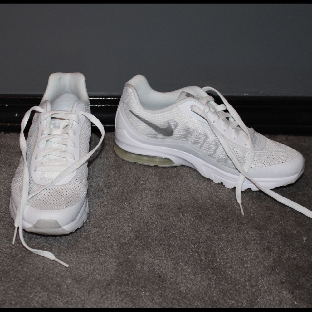 👟White Nike Running Shoes 👟